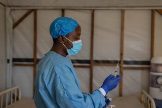 La Suisse ne prévoit pas pour l'instant de distribuer le vaccin mpox aux pays concernés. (archives) KEYSTONE/EPA/MOISE KASEREKA